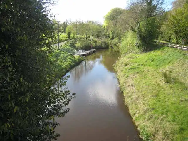 Le canal du Lough Allen serpente à Drumshanbo entre des berges herbeuses, le long d’un petit ponton d’amarrage.