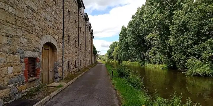 Der Barrow Way verläuft zwischen einem langen Steinspeicher und dem River Barrow auf dem Weg zur Schleuse von Bagenalstown.