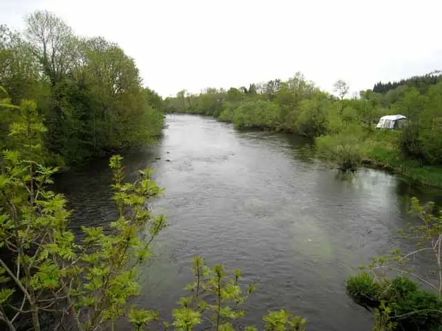 The Shannon flows between leafy banks at Battle Bridge, a short way from the lock where the Lough Allen Canal begins.