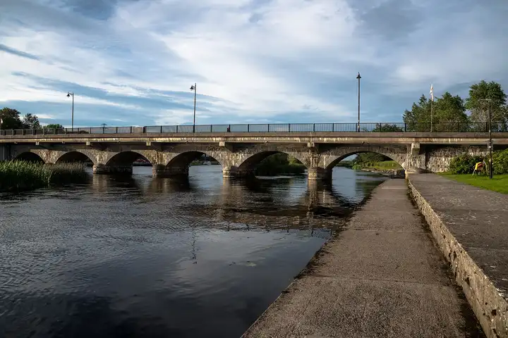 Die Brücke von Lanesborough über dem Shannon, gesehen entlang der Kaimauern am Ufer an einem Sommerabend.