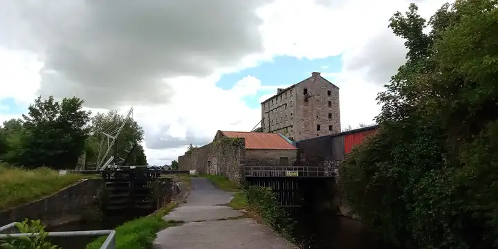 Der Treidelpfad an der Schleuse von Bagenalstown führt zur hohen Steinmühle, links das Gerüst der Klappbrücke.