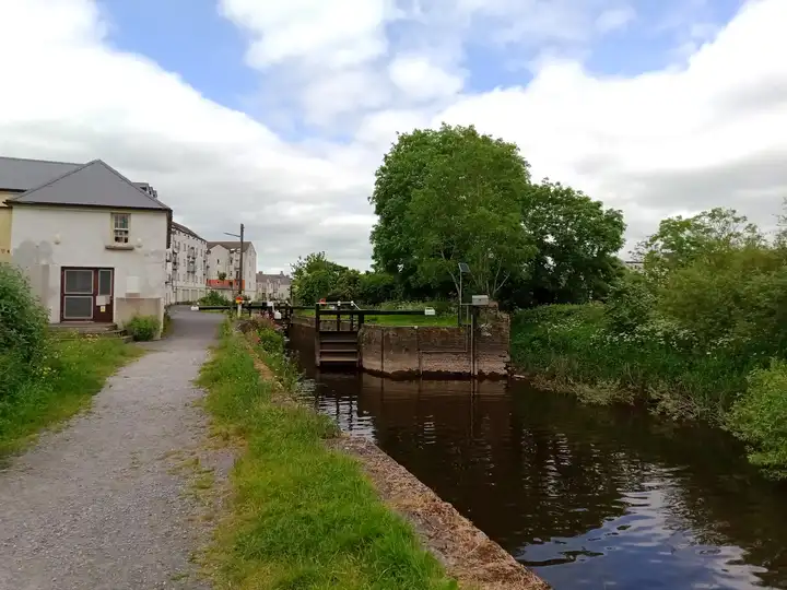De sluis van Carlow in haar zijkanaal, stroomopwaarts gezien langs het jaagpad naar de huizen van Graiguecullen en Carlow.